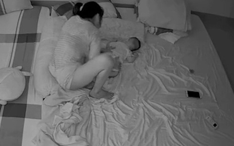 Mẹ bỉm sữa hốt hoảng gọi chồng khi con ngủ say lay hoài không dậy