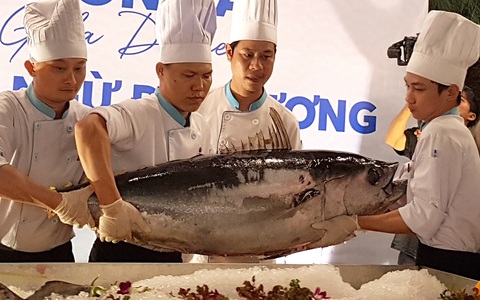 Du khách mãn nhãn với màn phi lê con cá ngừ đại dương nửa tạ