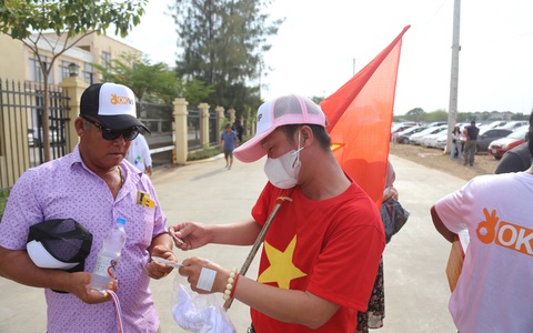 Người Khmer gốc Việt phát khăn, cờ cho cổ động viên các nước