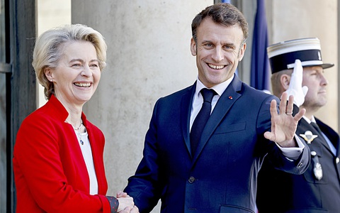 Lá bài của ông Macron với Mỹ - Trung
