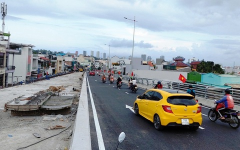Nút giao thông hơn ngàn tỉ ở Nha Trang thêm được nửa nhánh cầu