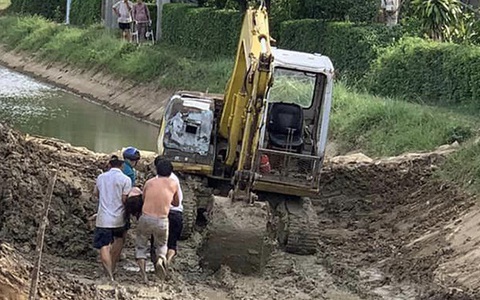 Vợ bị đất lở phủ kín, chồng cùng đồng nghiệp đào bới cứu không kịp