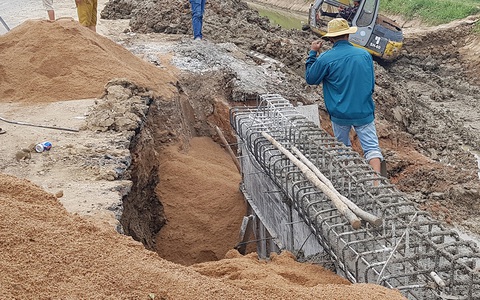Vụ đất lở đè chết nữ công nhân: Do 2 xe tải nặng dừng tránh nhau đột ngột?