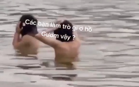 Xác minh clip hai người cởi trần tắm giữa hồ Gươm