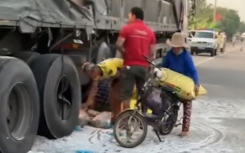 Thực hư vụ dân 'hôi của' khi xe tải chở gạo gặp nạn