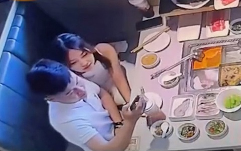 Chàng trai hai lần làm rơi điện thoại vào nồi lẩu