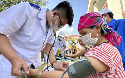 'Chúng tôi cảm kích các bác sĩ và bạn trẻ vượt đường xa đến khám bệnh, tặng quà...'