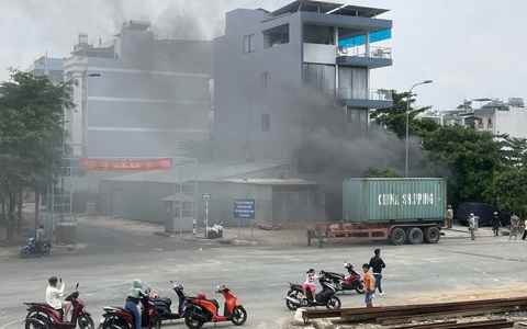 Cháy công ty, cứu được người phụ nữ trốn trong nhà vệ sinh