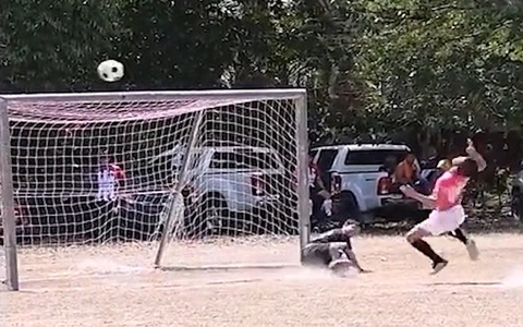 Cầu thủ bị bóng phản dame ngã bật ngửa khi sút penalty