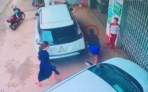 Thấy vợ đi làm về, chồng vội núp hông ô tô để hù
