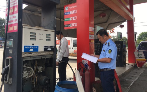 Vụ bơm xăng nhồi ở Đồng Nai: Đình chỉ trạm trưởng, trạm phó