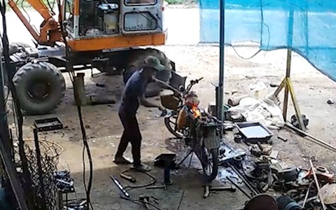 Thanh niên bất lực khi dùng nước dập lửa bình xăng xe máy