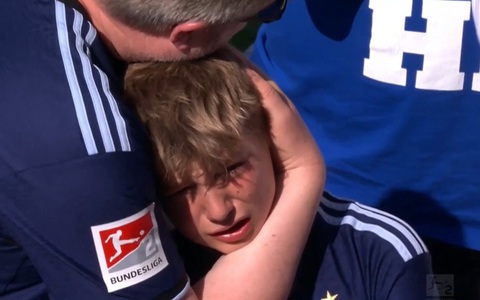 Xem CĐV Hamburg tràn vào sân... 'ăn mừng hụt' vì tưởng thăng hạng