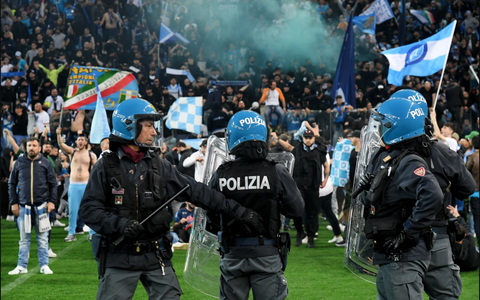Cổ động viên Napoli tràn xuống sân ăn mừng hỗn loạn
