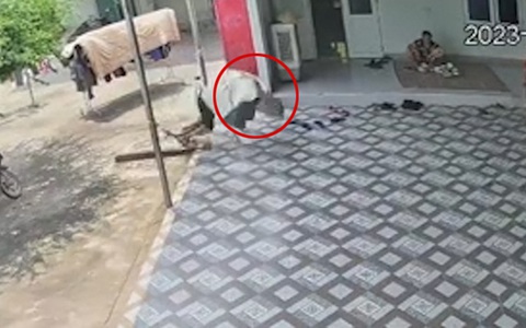 Chàng trai vấp võng ngã sấp mặt