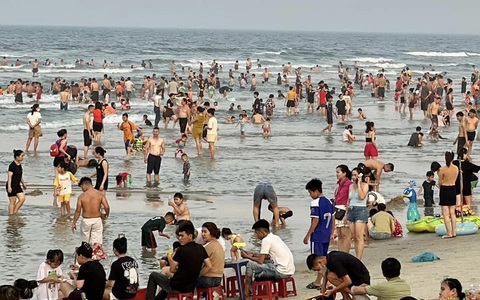 Dân đổ xô tắm biển giải nhiệt, một ngày cứu hộ hơn 20 người đuối nước