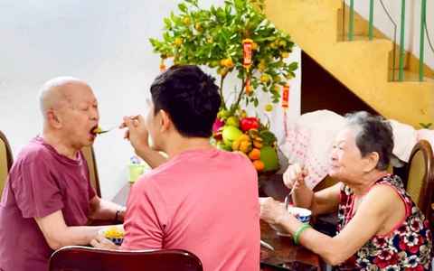 Diễn viên Trương Minh Quốc Thái: Có bao giờ bạn ôm hôn ba mẹ mình chưa?