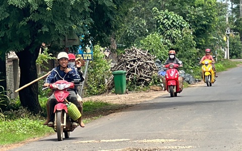 Vụ tấn công 2 trụ sở xã ở Đắk Lắk: Cửa hàng mở cửa lại, người dân lên nương...