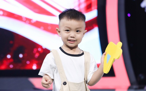 Choáng với 'thiên tài nhí' 18 tháng tuổi đọc thạo chữ số
bằng song ngữ