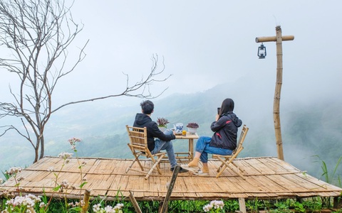 'Anh ngồi đó với ai? Bật video call cho em xem'