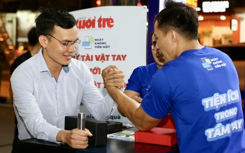 Sôi động vật tay ở lễ hội Không tiền mặt