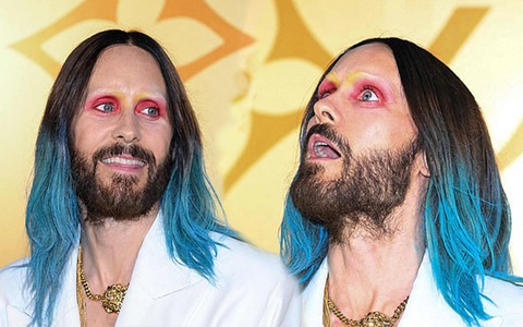 Jared Leto khoe phong cách lập dị, mắt đỏ tóc xanh nổi bật
