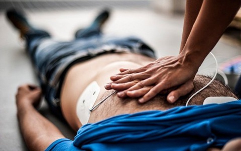 Bất ngờ ngã quỵ là đau tim, ngừng tim hay đột quỵ?