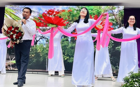 Thầy hiệu trưởng hát 'Phượng Hồng' tặng học sinh ngày ra trường
