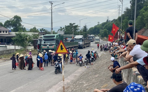 Người dân dựng lều bạt, túc trực chặn xe tải ra vào cảng biển quốc tế