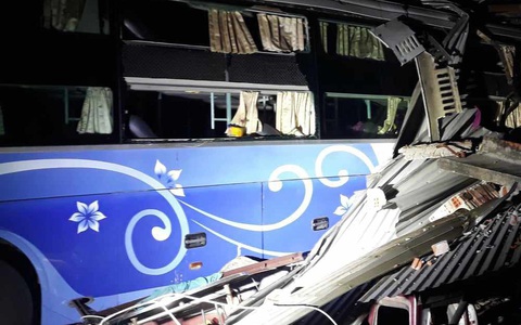 Xe khách tông sập nhà dân, tài xế chết, 3 hành khách bị thương