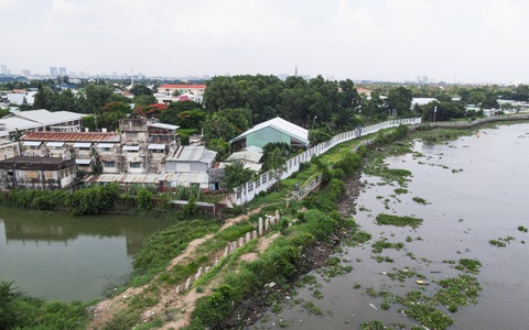 Hàng chục hộ dân phải di dời gấp vì kênh Thanh Đa sạt lở