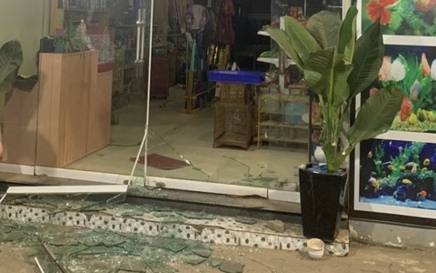 3 thiếu niên dùng búa đập vỡ kính một loạt cửa hàng để trộm