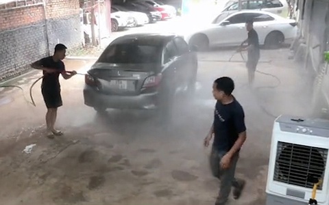 Tài xế ướt sũng người với hai thanh niên rửa ô tô