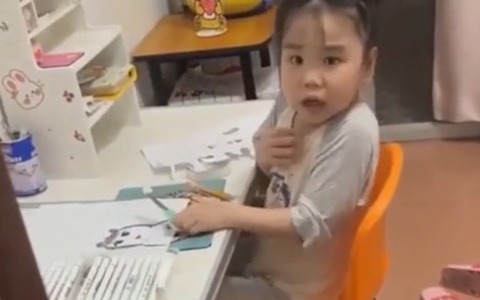 Con gái đang hát bất ngờ hết hồn khi thấy bố
