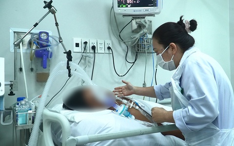 Hai anh em ngộ độc botulinum vẫn thở máy, đã được các nhà hảo tâm hỗ trợ