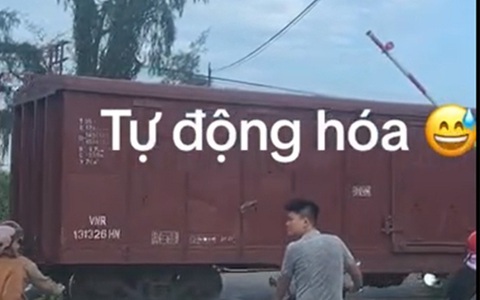 Tàu lửa đi qua, gác chắn tự động mới hoạt động