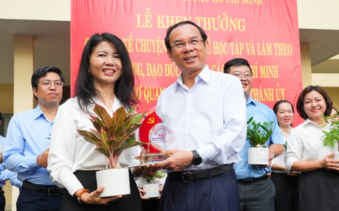 Bí thư Thành ủy Nguyễn Văn Nên khen thưởng gương kể chuyện dưới cờ
