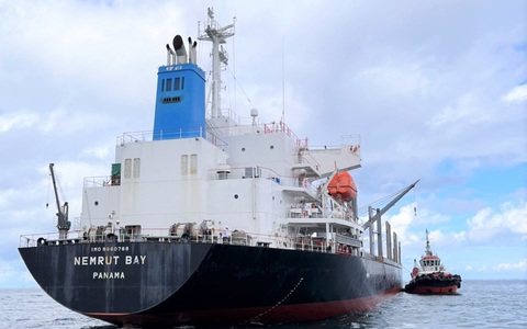 Huy động cả đội tàu để cứu hộ tàu Panama mắc cạn ở biển Bình Thuận