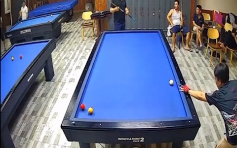 Cú đánh bida 3 băng đen đủi có 1-0-2