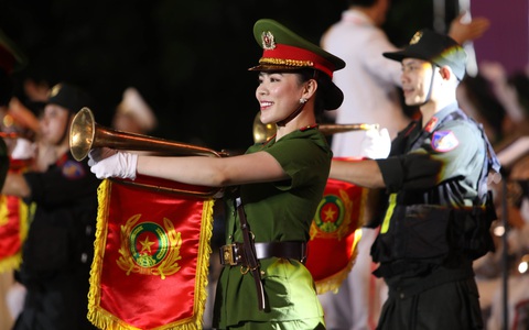 Nữ chiến sĩ công an xinh đẹp biểu diễn ca múa nhạc trên phố đi bộ