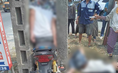 Nam tài xế chết sau khi phóng xe máy kẹp ba lọt giữa hai trụ điện
