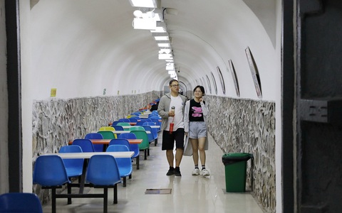 Trung Quốc mở hầm trú bom cho dân vào tránh nóng