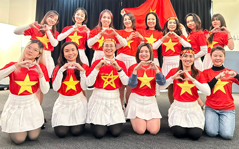 Kiều bào New Zealand múa cổ động đội tuyển nữ Việt Nam tại World Cup