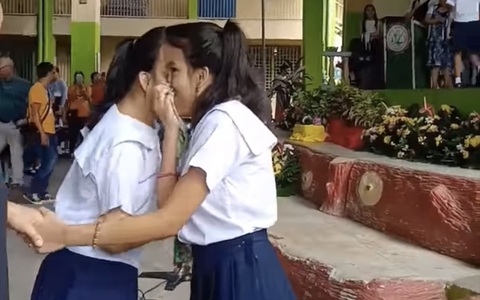 Khoảnh khắc cặp song sinh dính liền đầu nhận bằng khen 'đốn tim' dân mạng