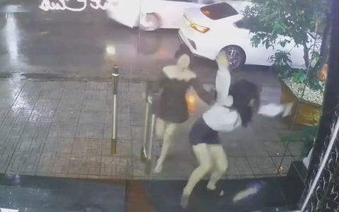 Cô gái đập mặt vào cửa kính cường lực vì hớt hải chạy mưa