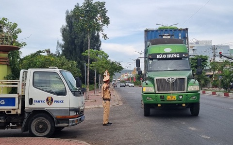 Chủ tịch tỉnh Bình Định quay video xe chở dăm gỗ rơi vãi, yêu cầu giám đốc sở xử lý