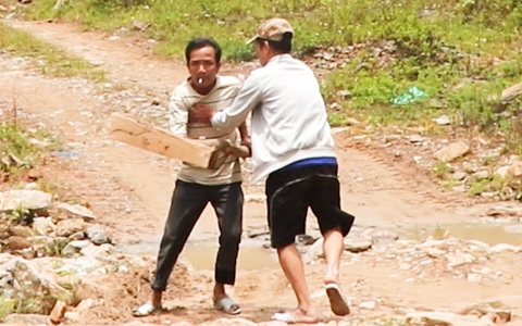 Nhóm phóng viên bị dọa đánh tại bãi vàng trái phép ở Quảng Nam