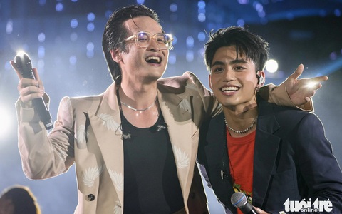 Bản remix Waiting for you và Tháng tư là lời nói dối do Mono cùng Hà Anh Tuấn trình bày