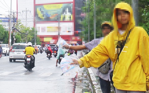 Góc nhìn trưa nay | Người bán vé số đã khổ lại còn bị o ép