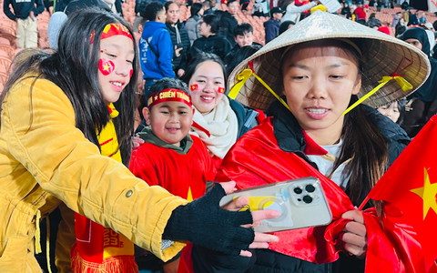 Huỳnh Như đội nón lá giao lưu khán giả sau trận đấu với Bồ Đào Nha
